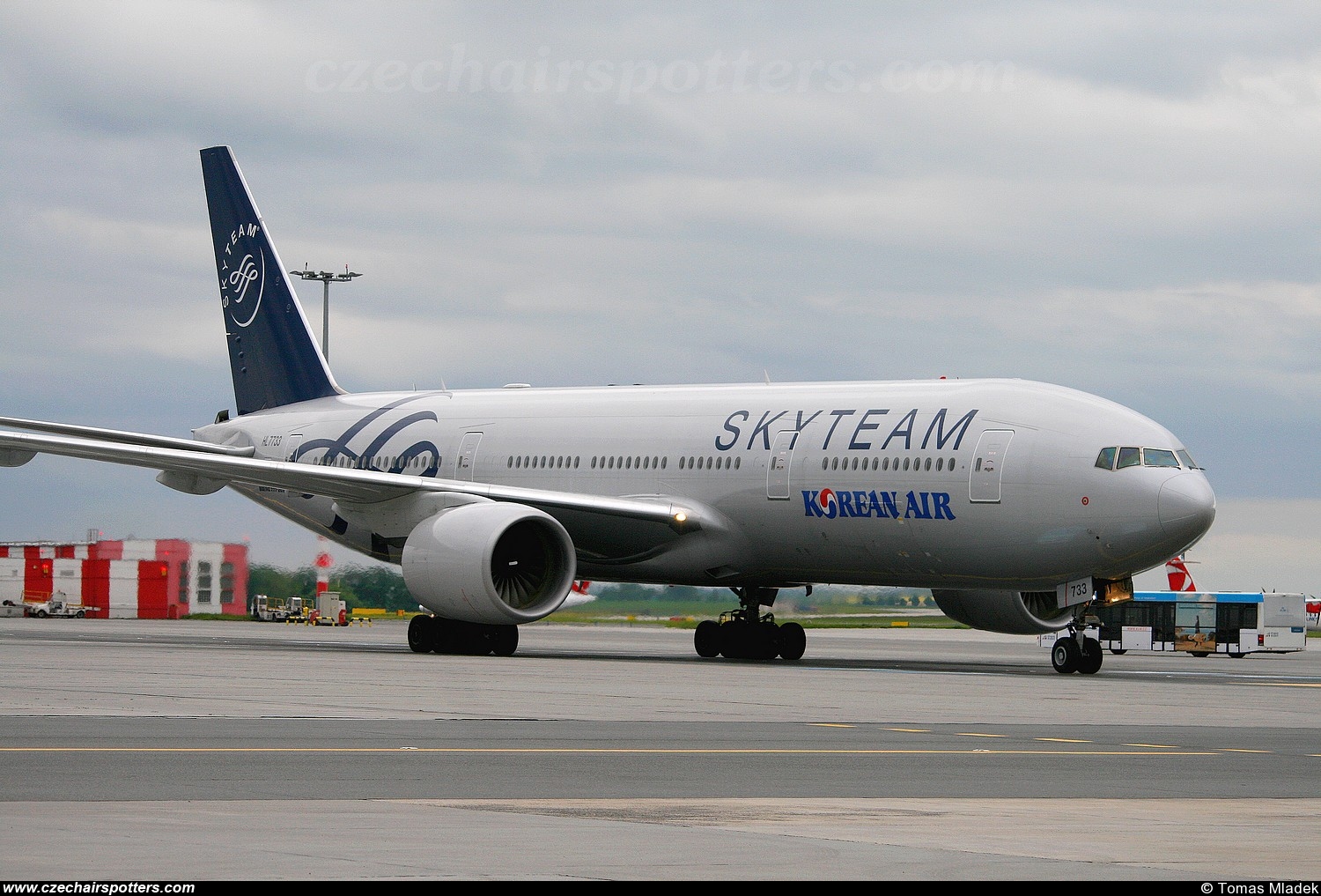 Korean Air (KAL) – Boeing B777-2B5/ER HL7733