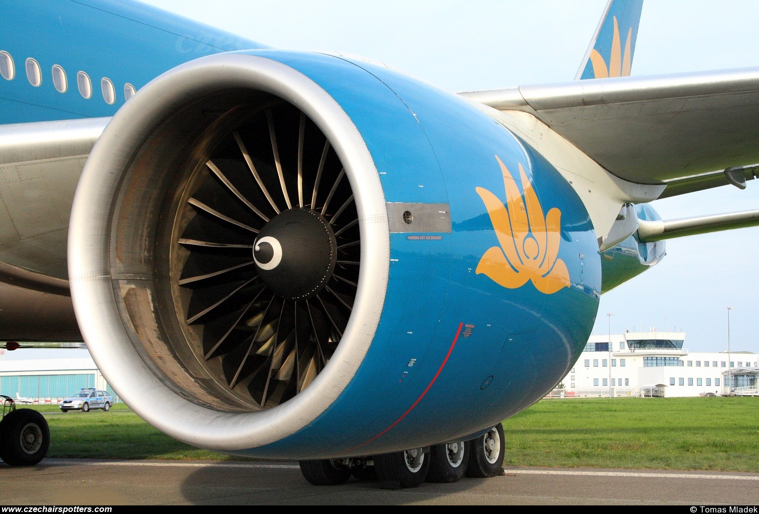 Vietnam Airlines ( HVN / VN ) – Boeing B777-2Q8/ER VN-147