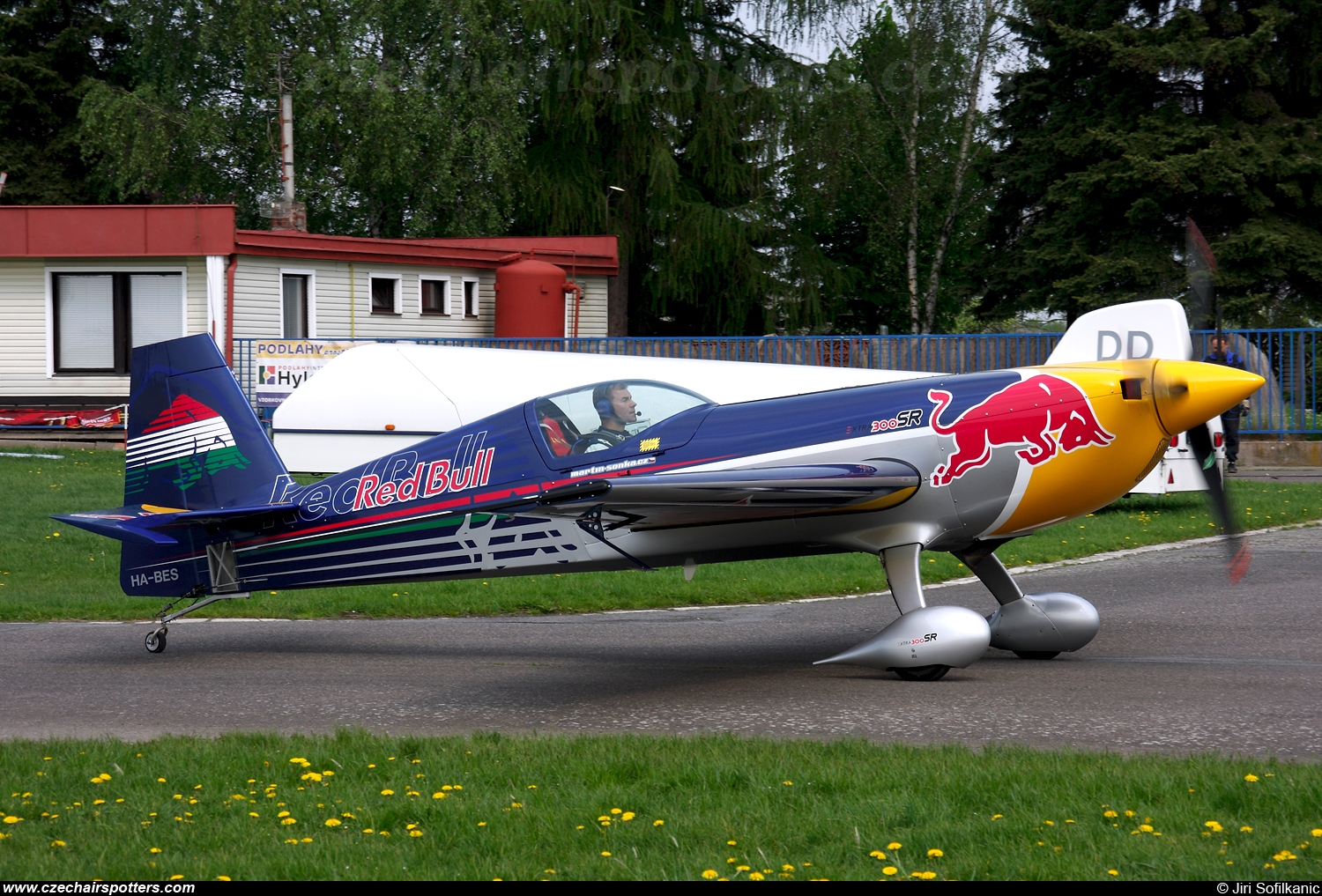 Red Bull Racing Team – Extra EA-300SR HA-BES