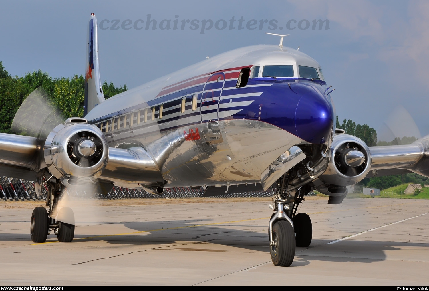 The Flying Bulls – Douglas DC-6B N996DM