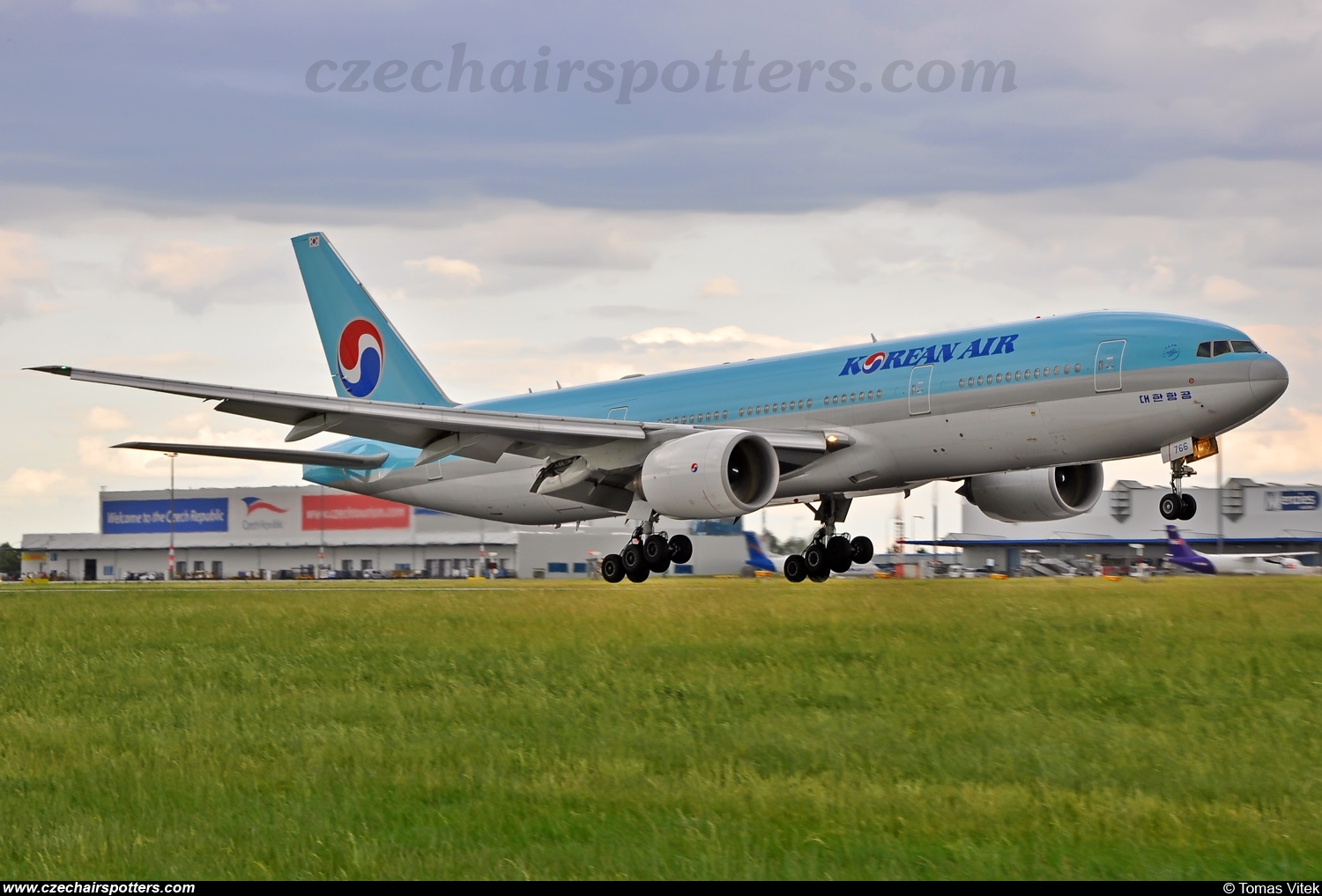 Korean Air (KAL) – Boeing B777-258/ER HL7766