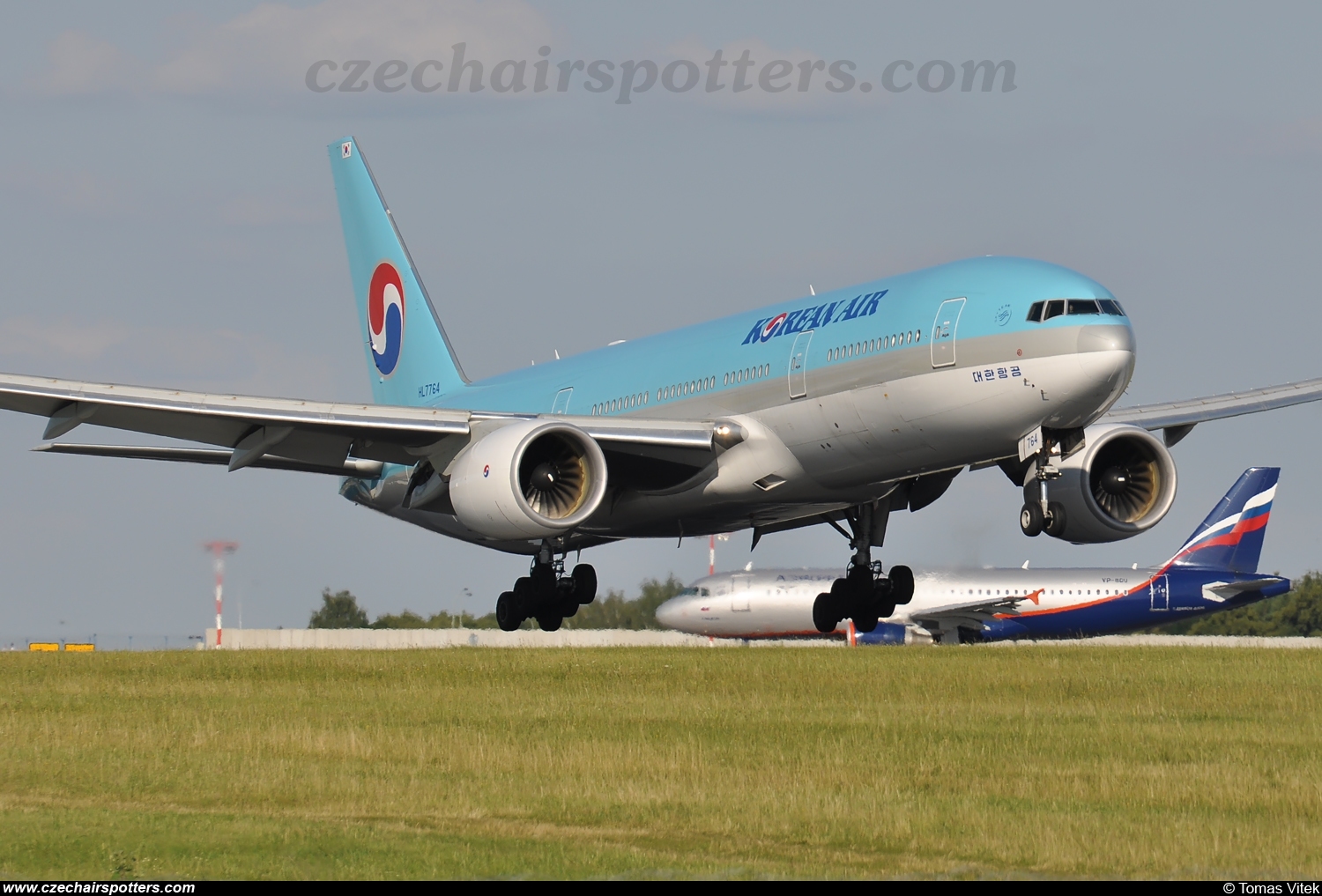 Korean Air (KAL) – Boeing B777-2B5/ER HL7764