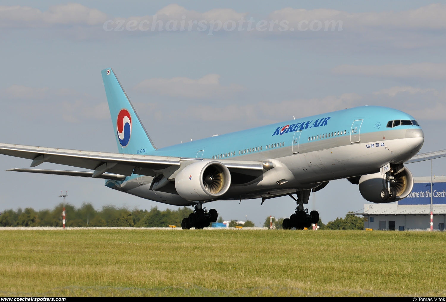 Korean Air (KAL) – Boeing B777-2B5/ER HL7764