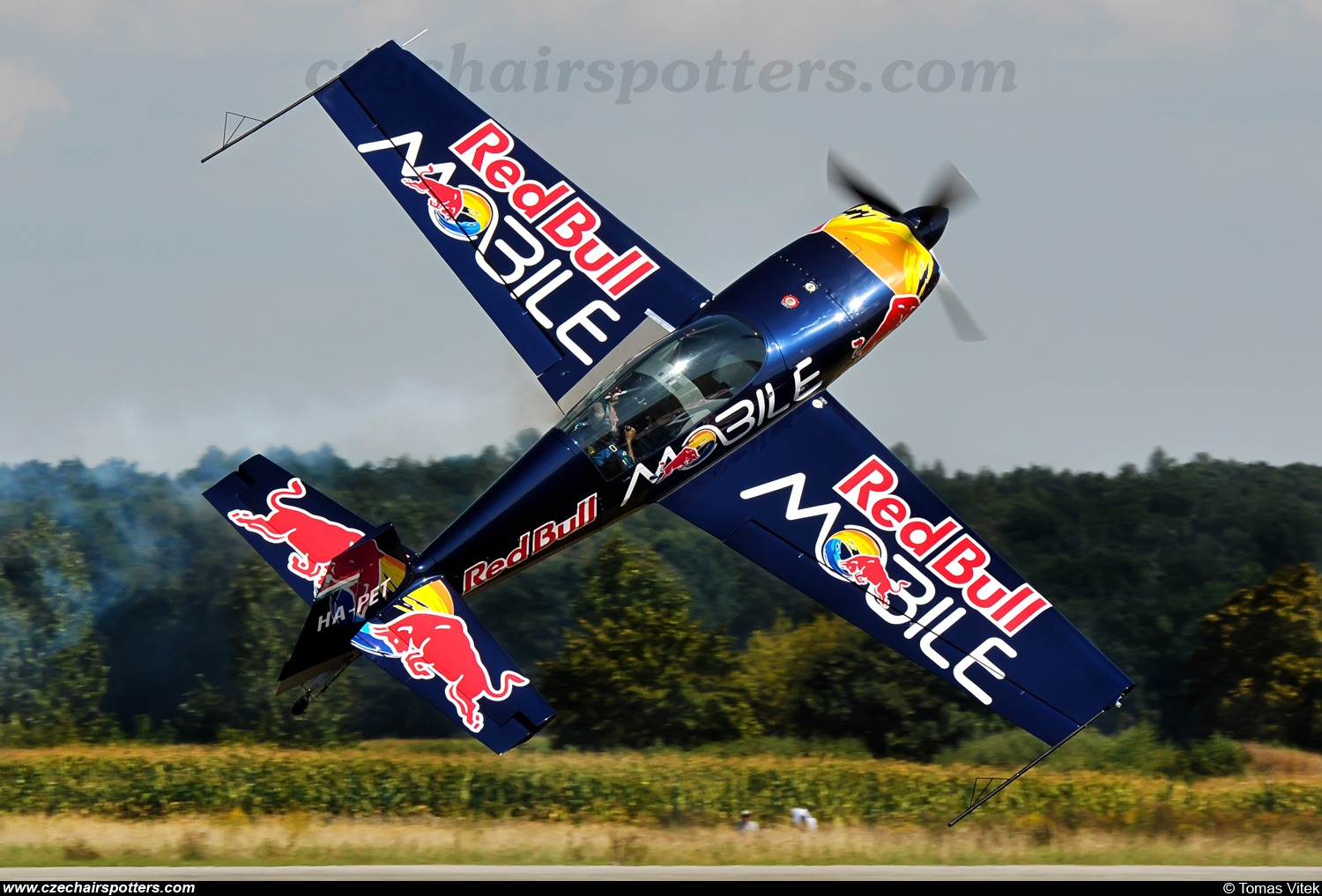 Red Bull Racing Team – Extra EA-300L HA-PET