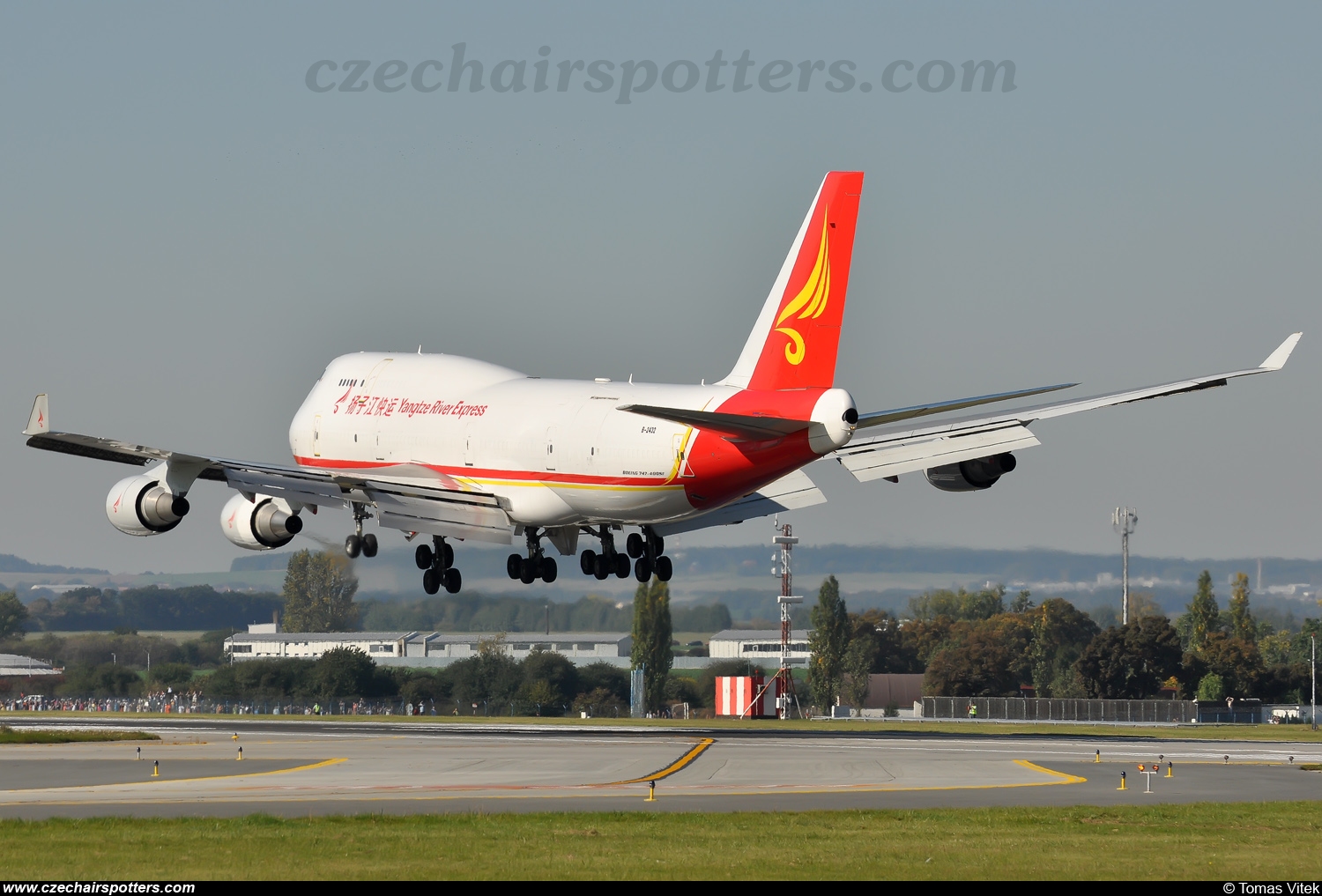 Yangtze River Express ( YZR) – Boeing B747-481(BDSF) B-2432