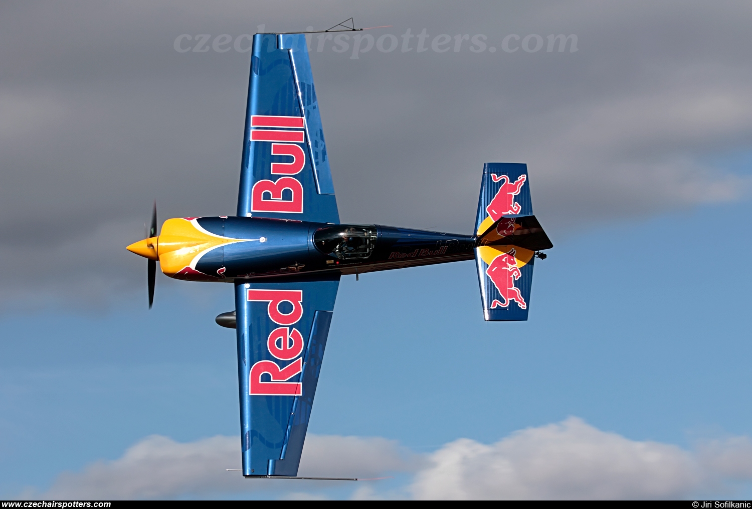Red Bull Racing Team – Extra EA-300SR HA-BES