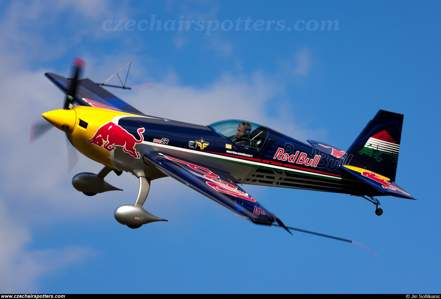 Red Bull Racing Team – Extra EA-300SR HA-BES