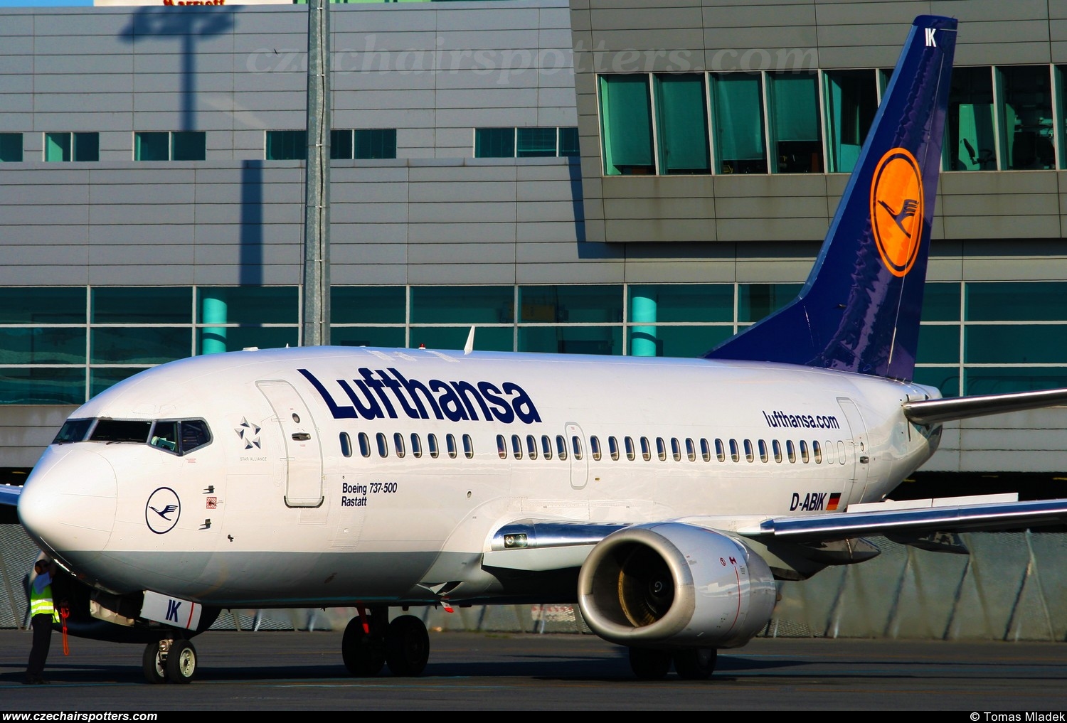 Lufthansa (DLH) – Boeing B737-530 D-ABIK
