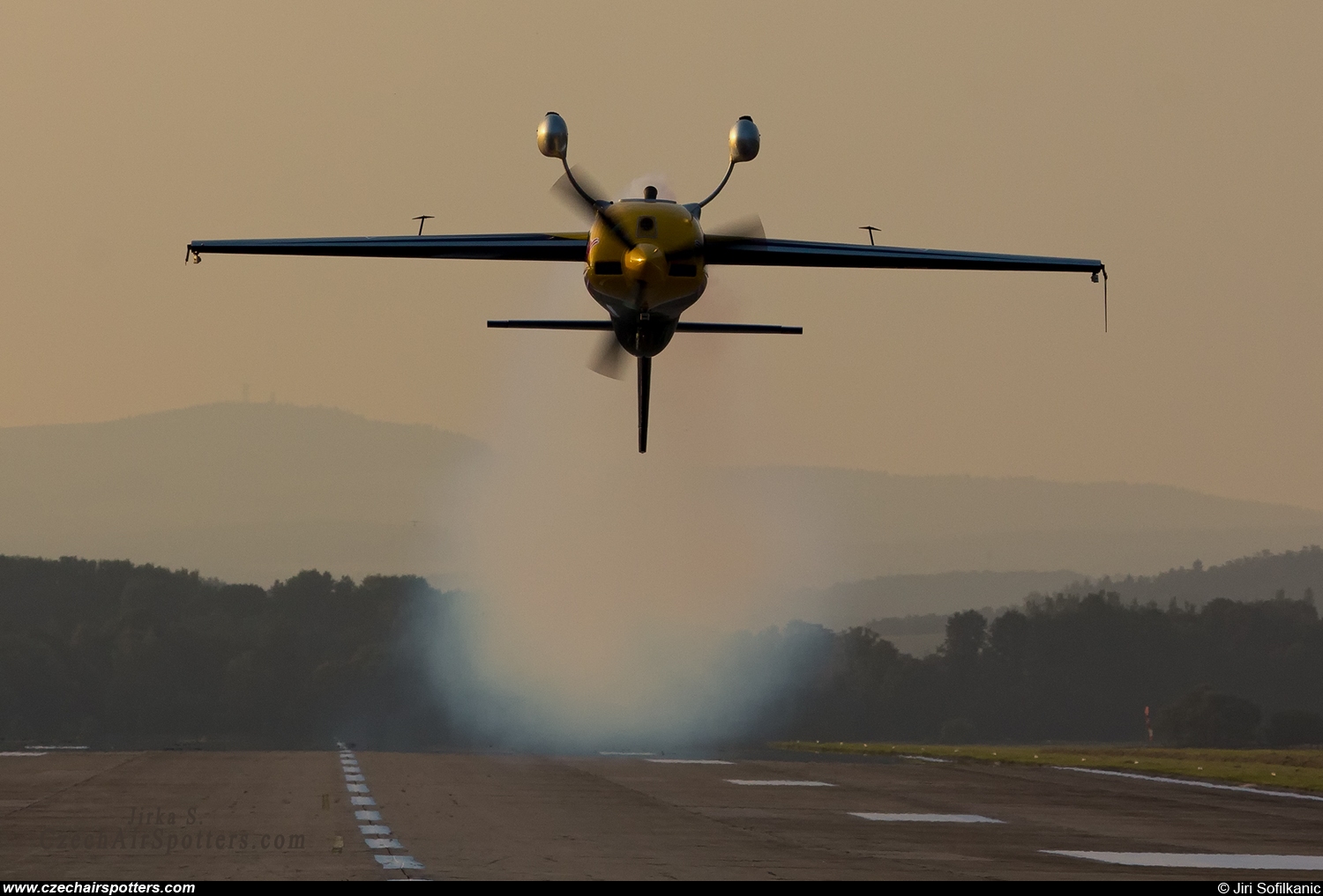 Red Bull Racing Team – Extra EA-300SR OK-SON