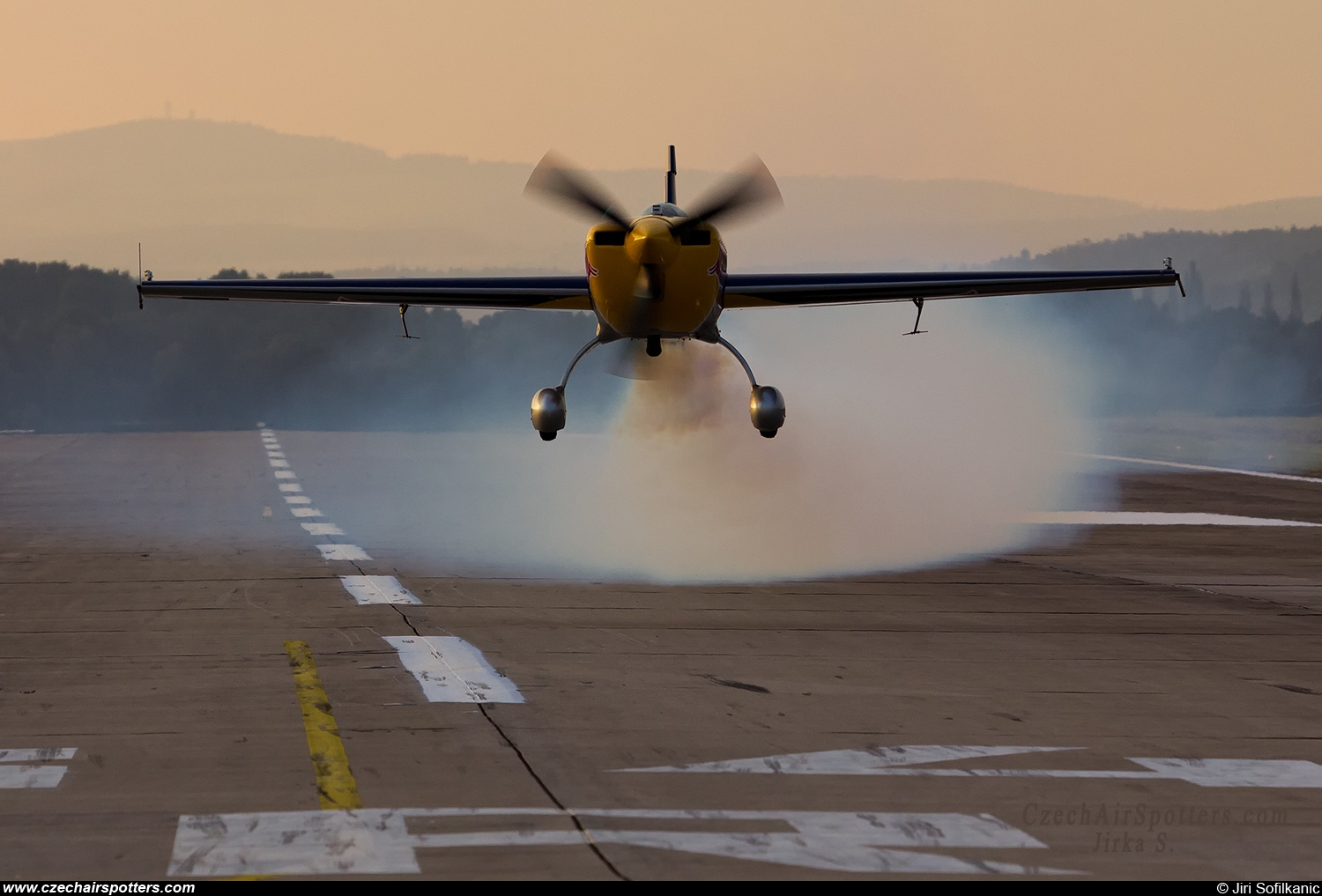 Red Bull Racing Team – Extra EA-300SR OK-SON