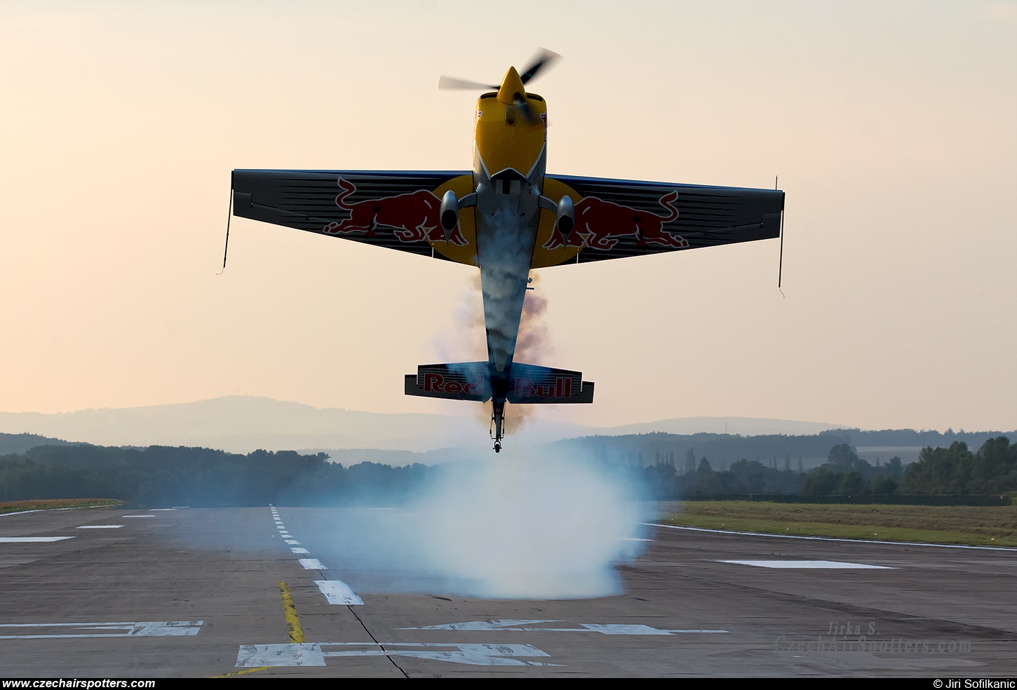 Red Bull Racing Team – Extra EA-300SR OK-SON