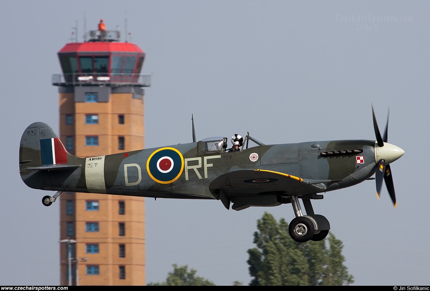 UK - Air Force – Supermarine Spitfire Mk VB AB910 / RF-D