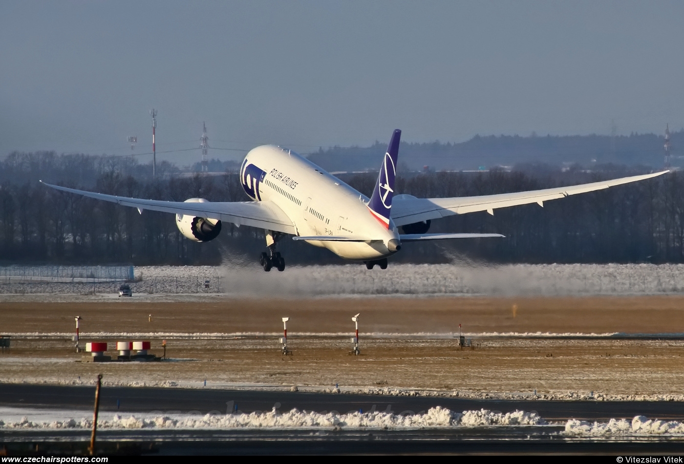 LOT Polish Airlines ( LOT , LO ) – Boeing 787 Dreamliner SP-LRA