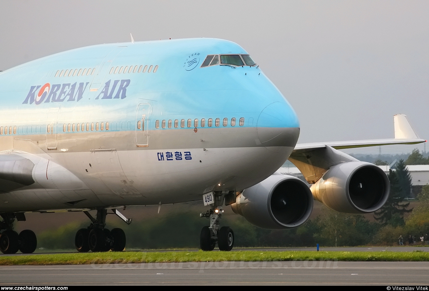 China Airlines (CAL) – Boeing B747-4B5 HL7490