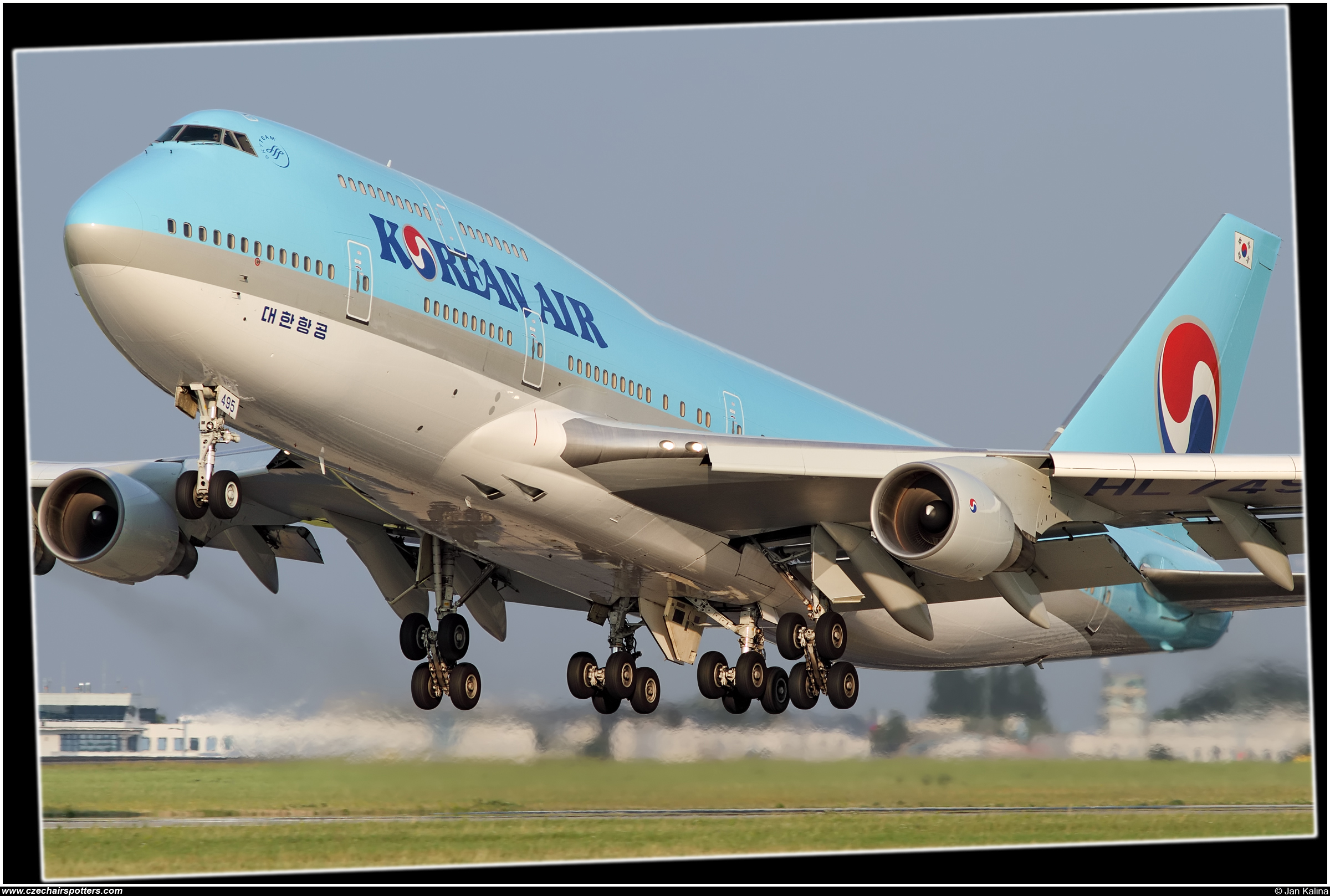 Korean Air (KAL) – Boeing B747-4B5 HL7495