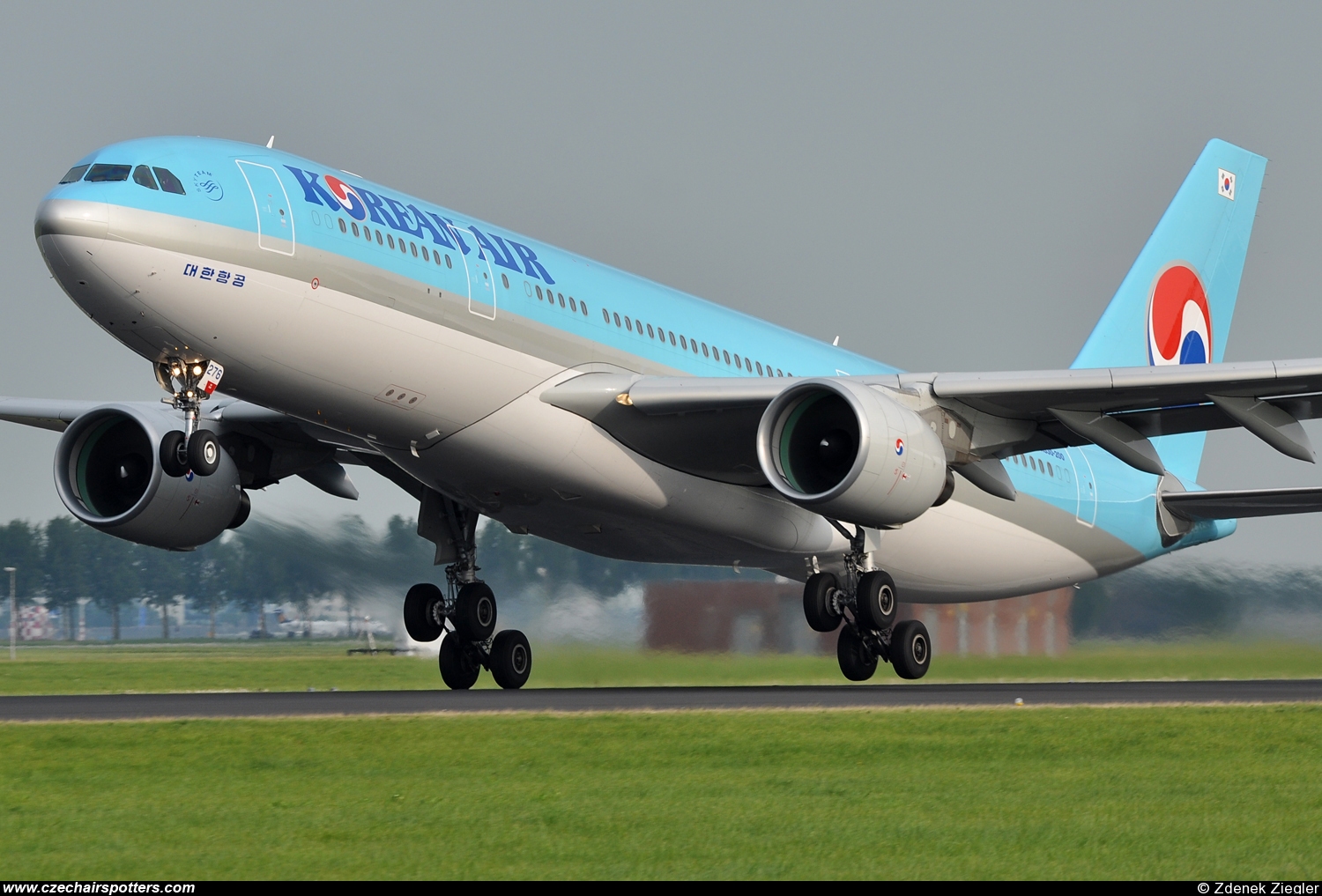 Korean Air (KAL) – Airbus A330-200 HL8276