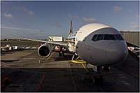 Singapore Airlines ( SQ , SIA ) – Boeing B777-212/ER 9V-SVL