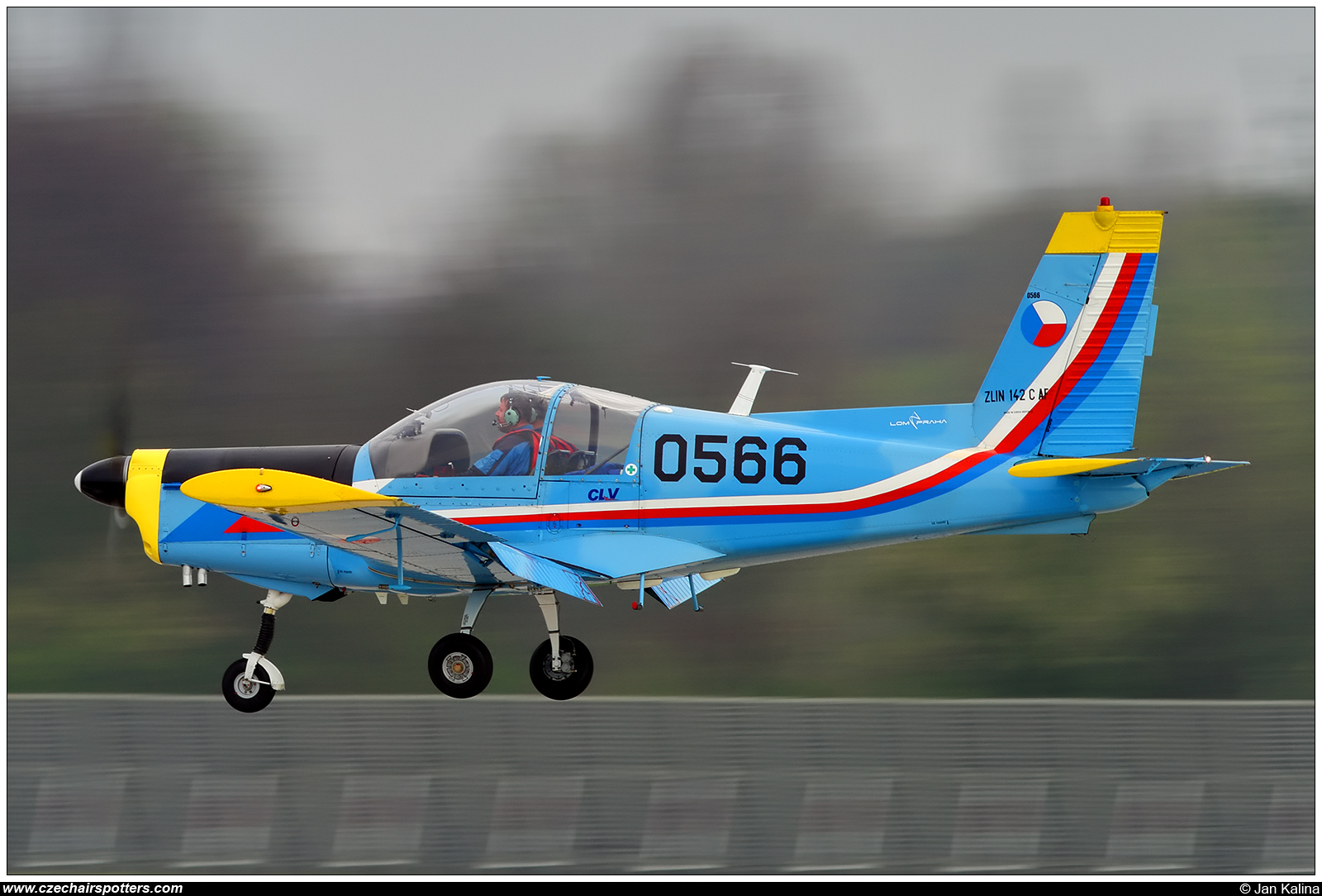 LOM Praha - CLV – Zlin Z-142CAF 0556