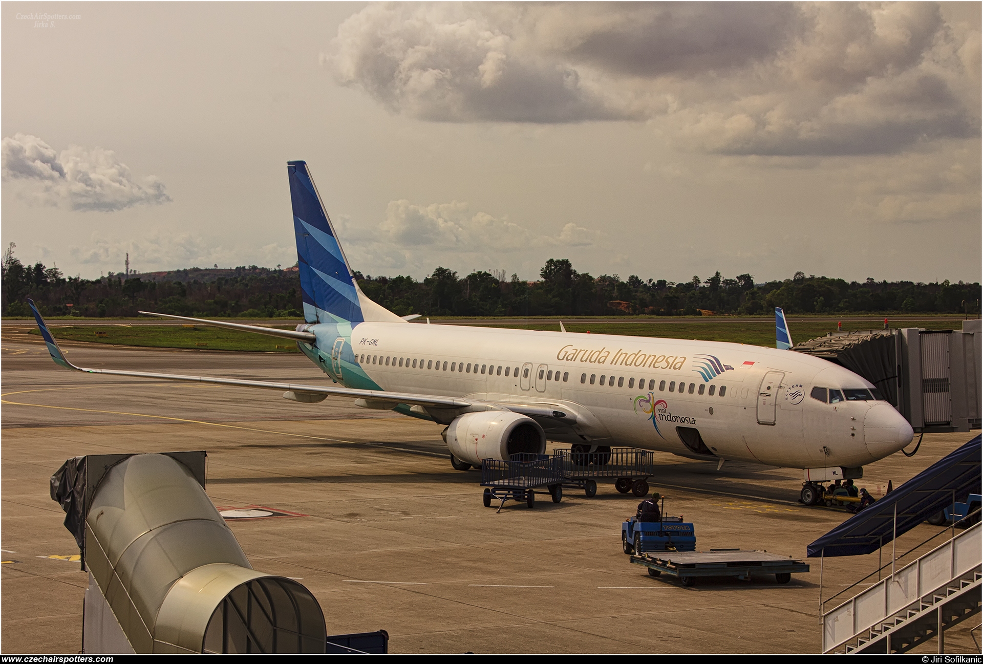 Garuda Indonesia ( QG , CTV ) – Boeing B737-8U3 PK-GML