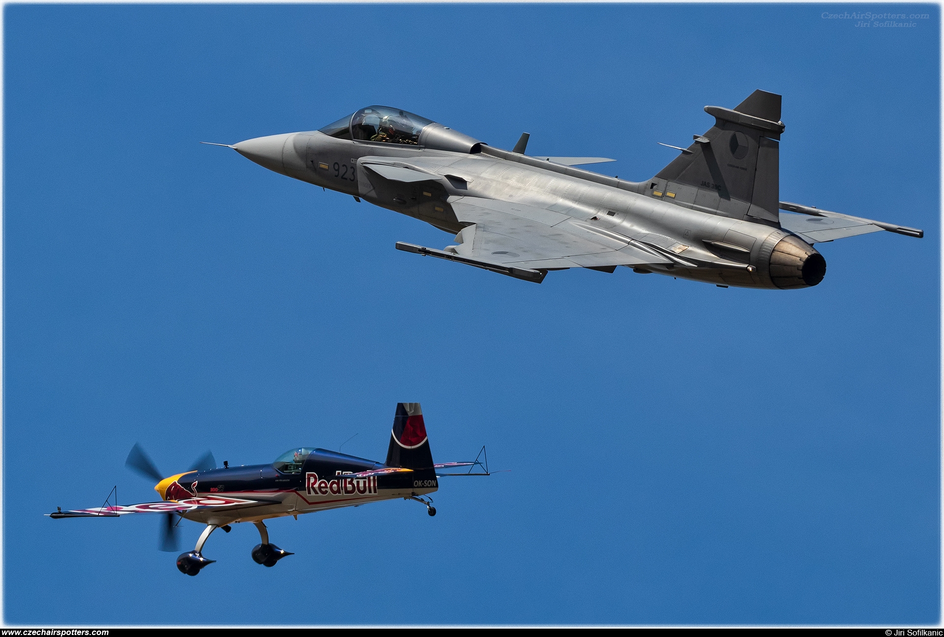 Red Bull Racing Team – Extra EA-300SR OK-SON