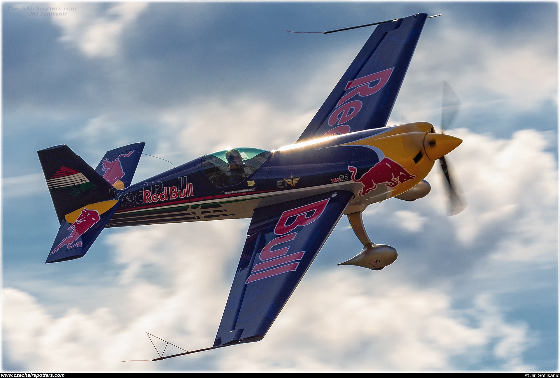 Red Bull Racing Team – Extra EA-300SR HA-BES