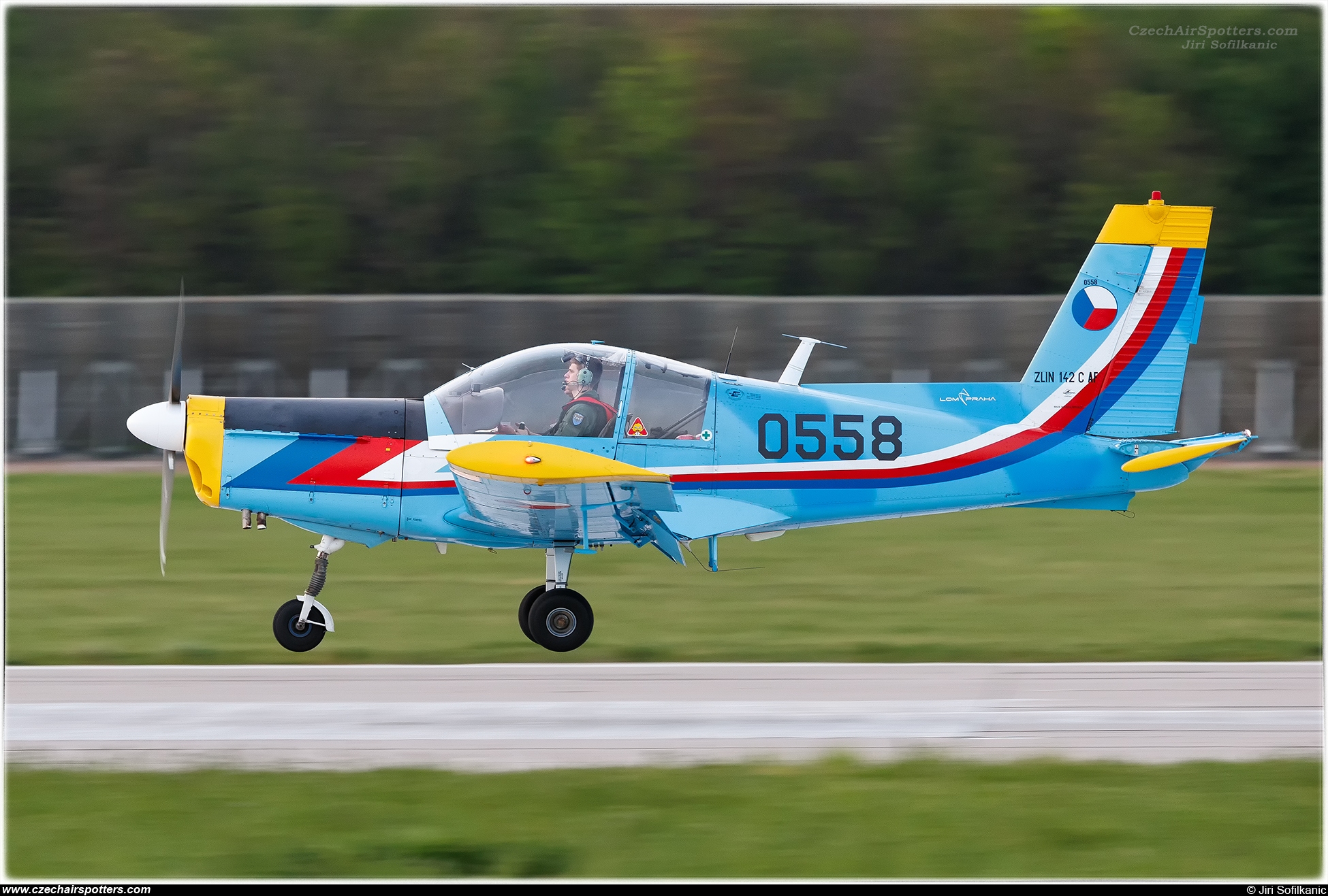 LOM Praha - CLV – Zlin Z-142CAF 0558