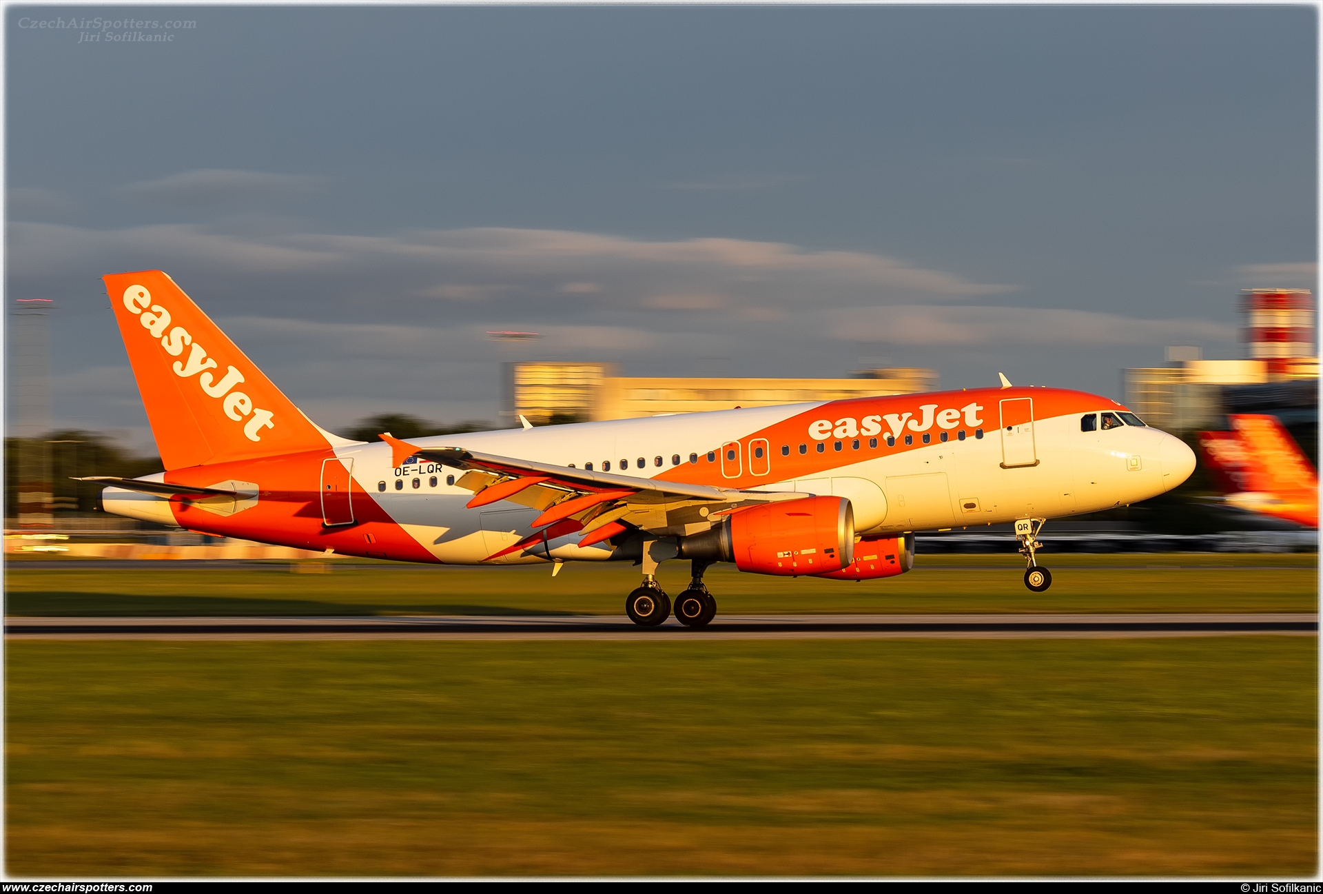 easyJet Airline – Airbus A319-111 OE-LQR